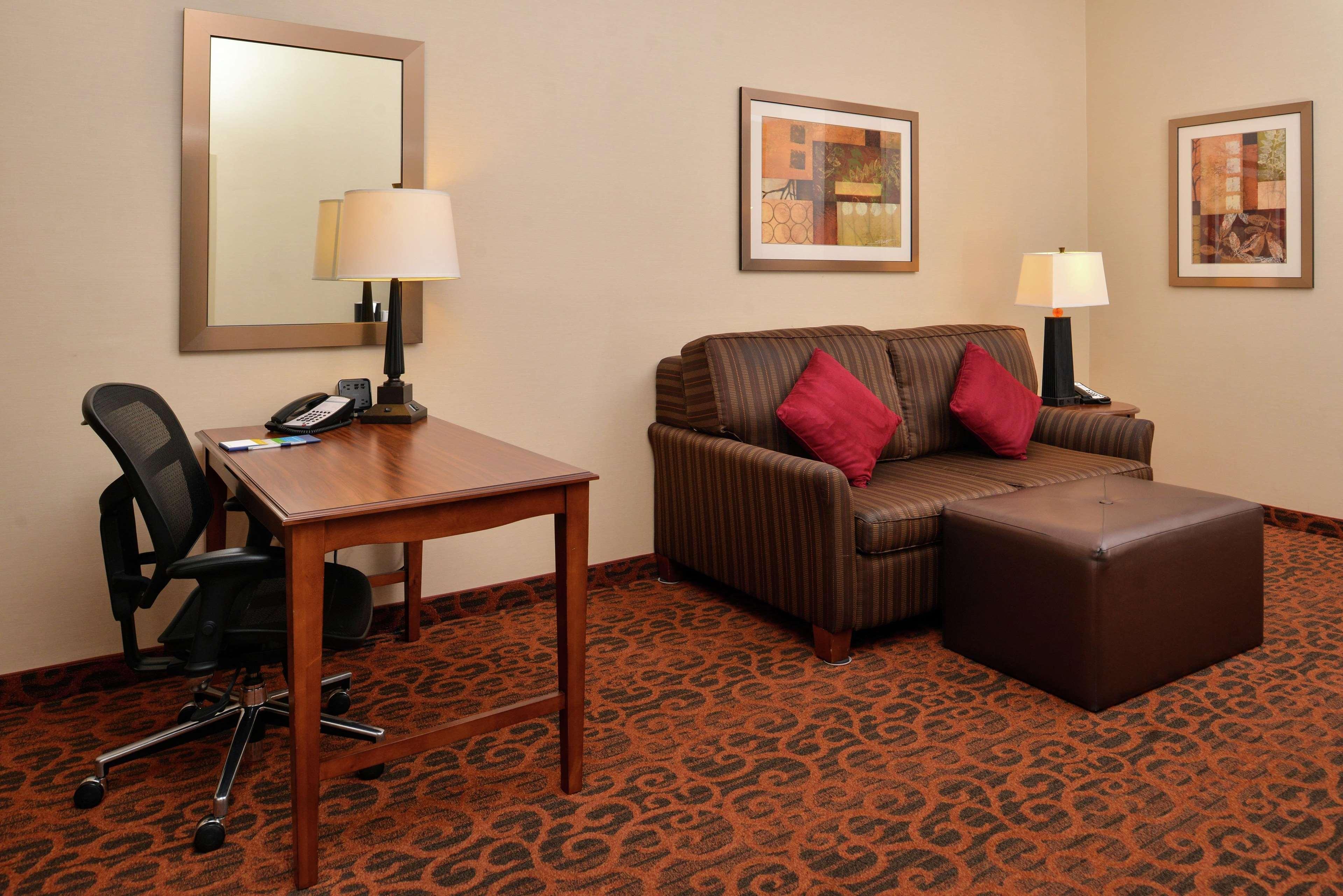 Hotel Hampton / Airport 3*