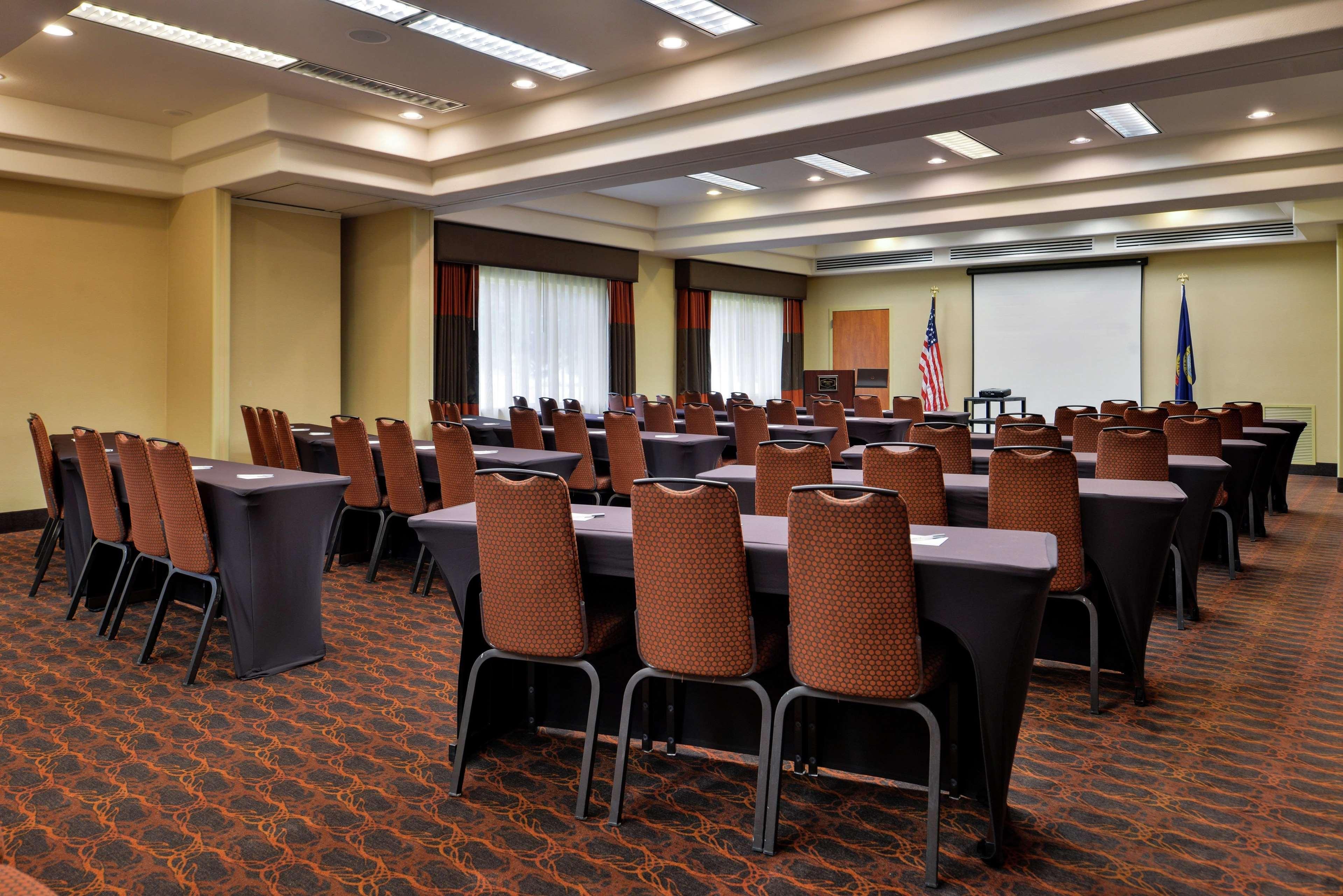 Hampton / Airport Hotel