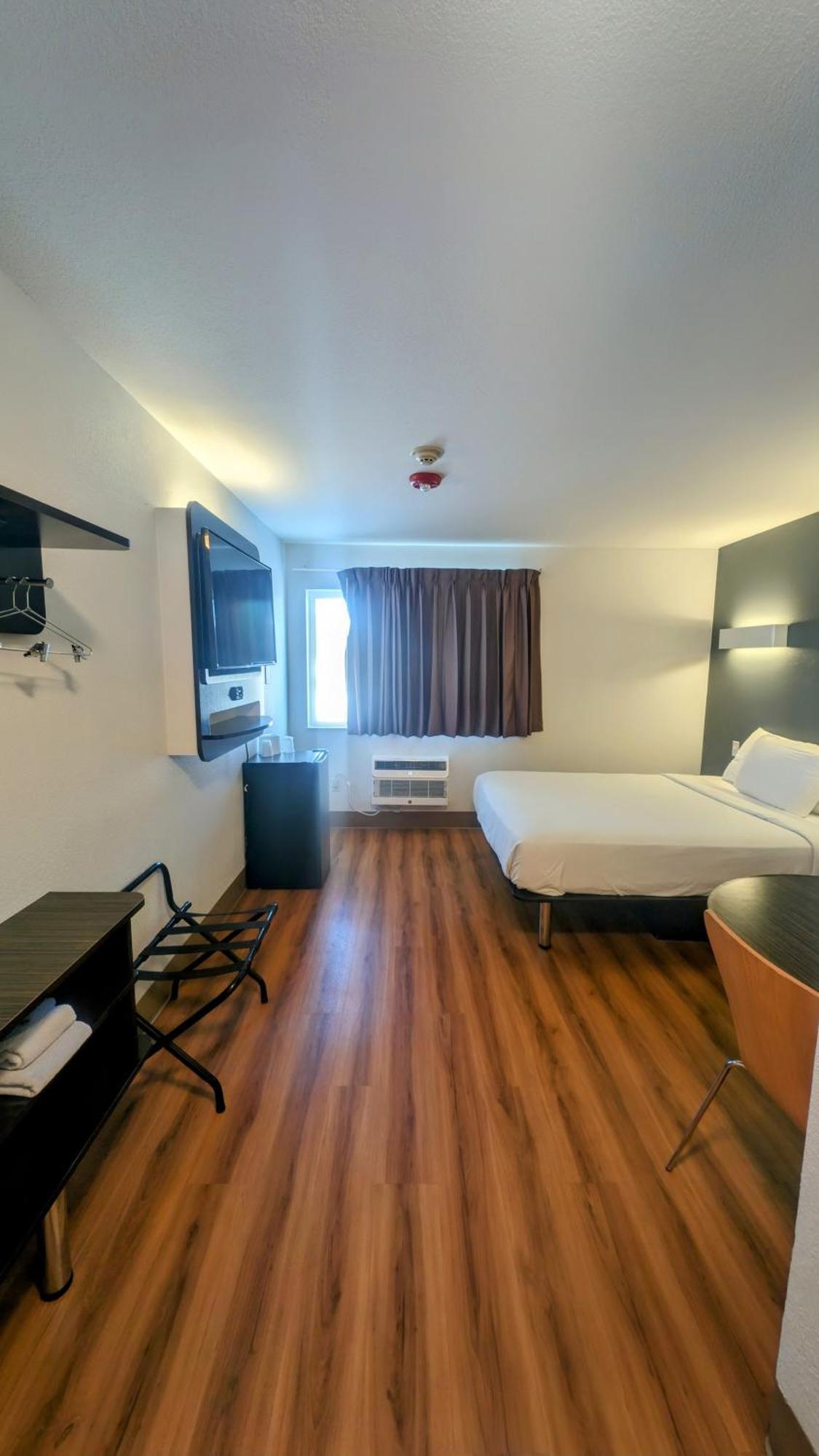 Econo Lodge *
