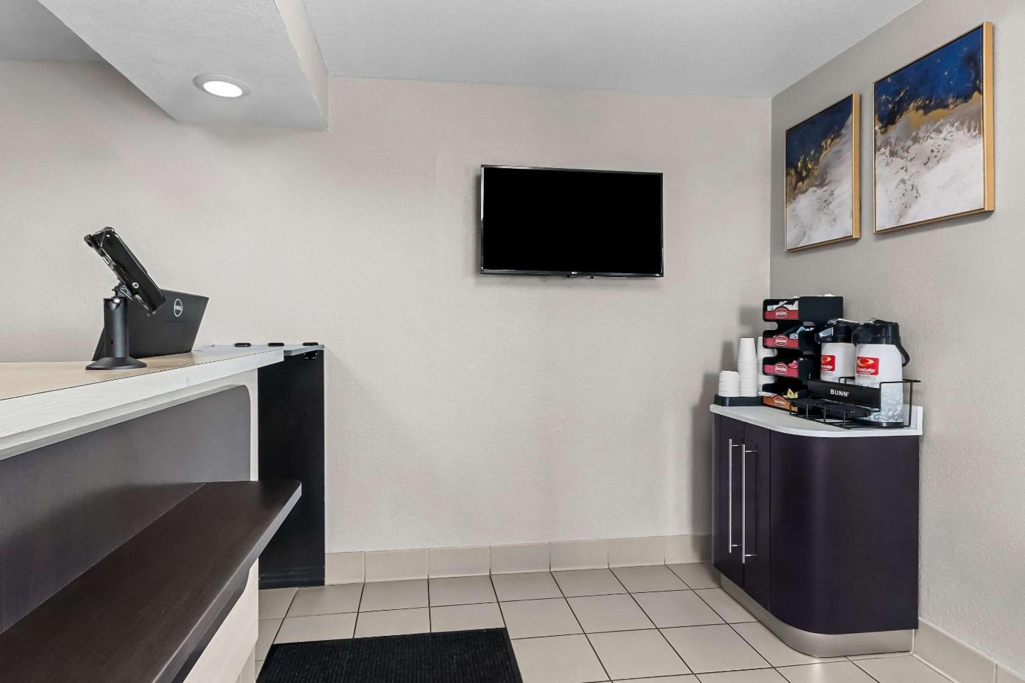 Econo Lodge *