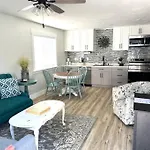 Guest Suites 1996 #4- Relaxing 1 Bedroom 1 Bath Suite